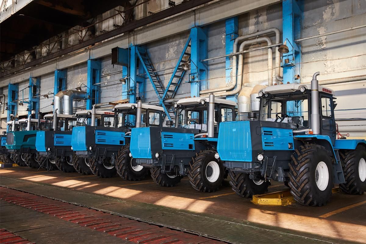 В России резко начали распродавать  колесные тракторы ХТЗ Т-150К– Парагро