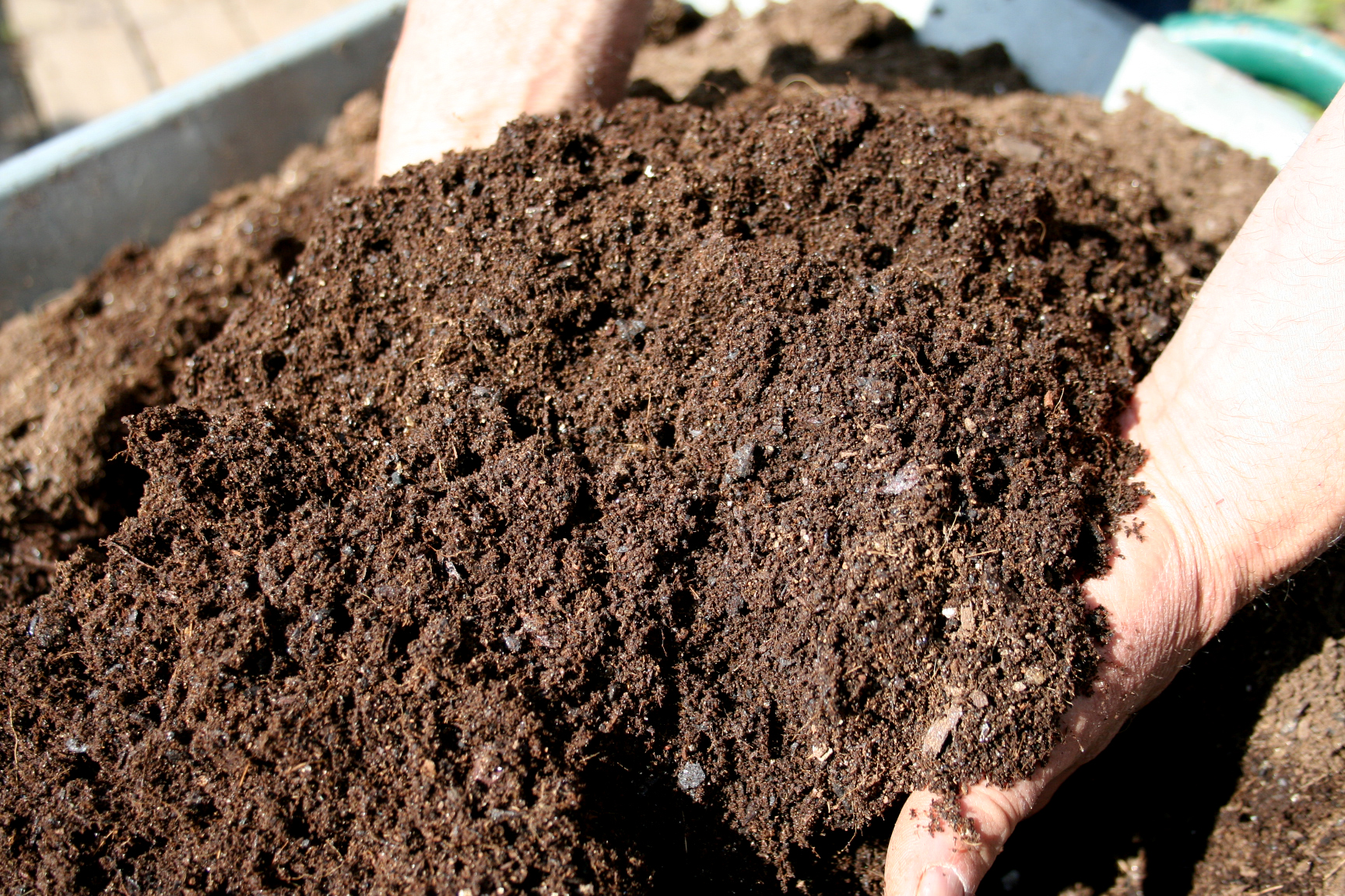 Гумус придает почве какой. Почва. Перегной и компост. Готовый компост. Перегной для огорода.